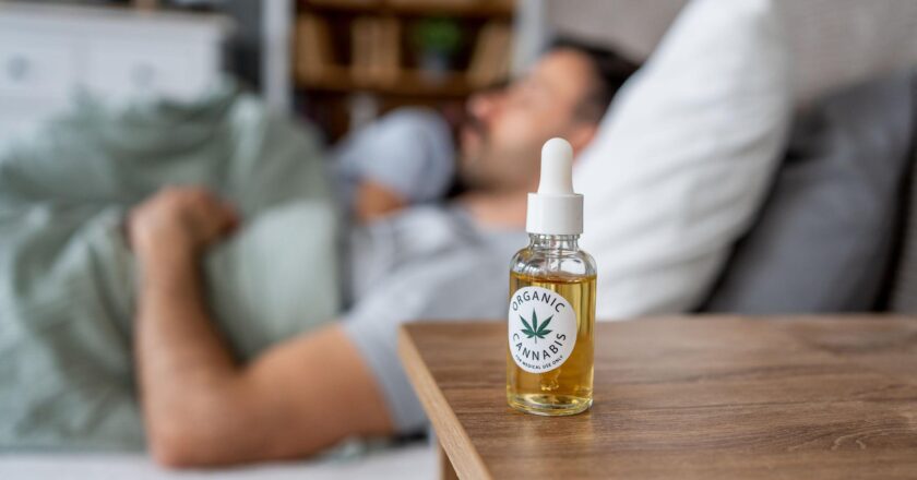 Як CBD-олія впливає на сон: чи може канабідіол допомогти краще спати?